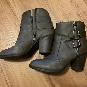 Zip-up heeled booties
